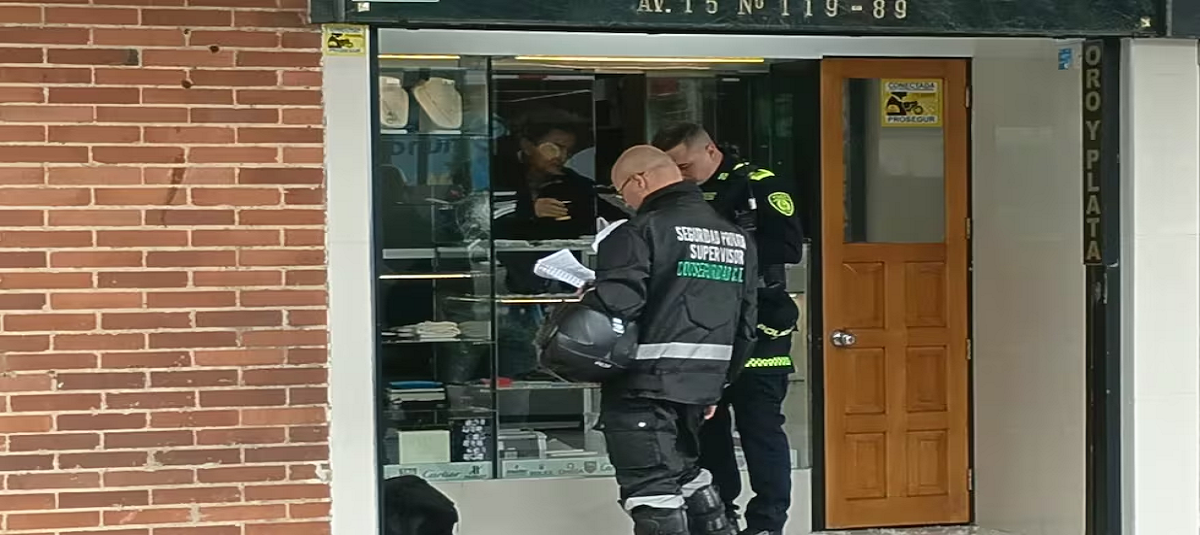 Robo de película en Usaquén: seis delincuentes rompieron una vitrina y escaparon con un reloj de $40 millones